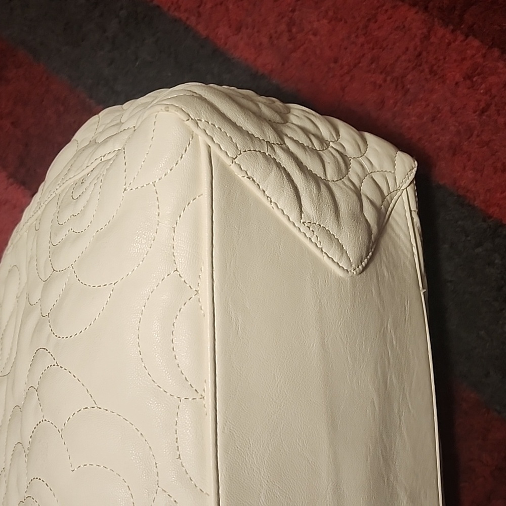 Chic White Quilted Shoulder Bag with Gold Chain - Picture 9 of 10